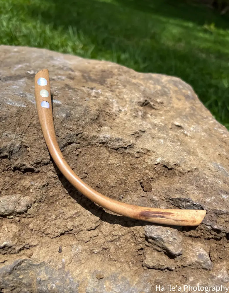 E OLA ANA - Mother Of Pearl Ulei Hair Stick - Noʻeau Designers