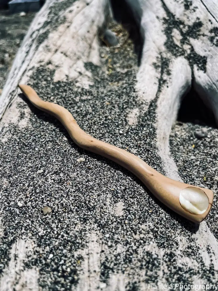 E OLA ANA - Mother Of Pearl Ulei Hair Stick - Noʻeau Designers