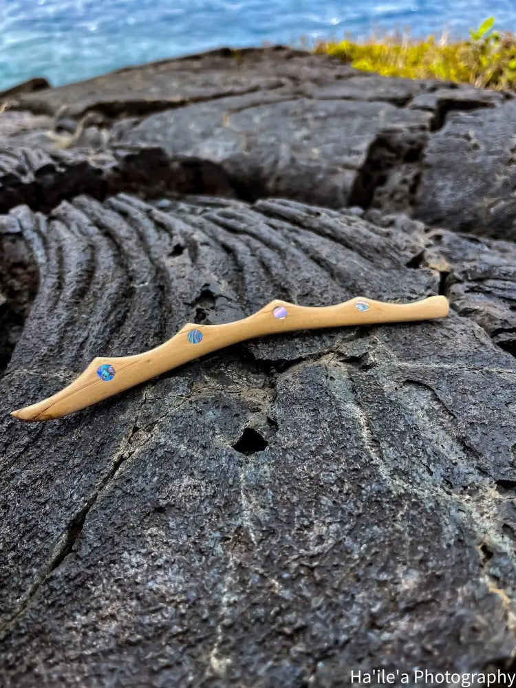 E OLA ANA - Paua Ulei Hair Stick - Noʻeau Designers