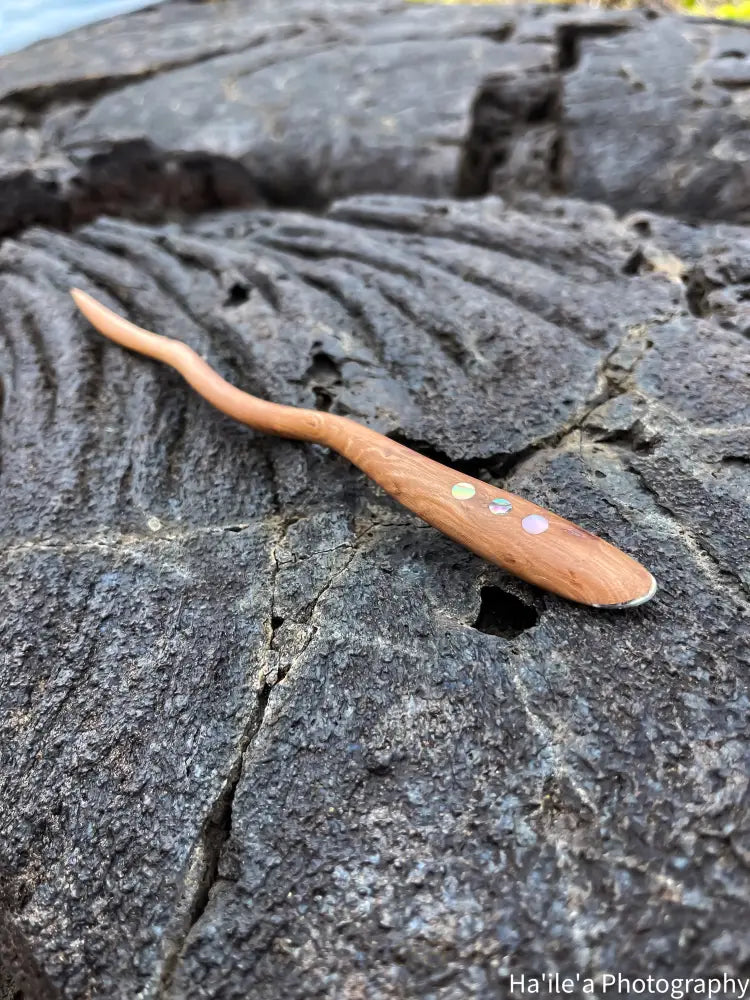 E OLA ANA - Paua Ulei Hair Stick - Noʻeau Designers