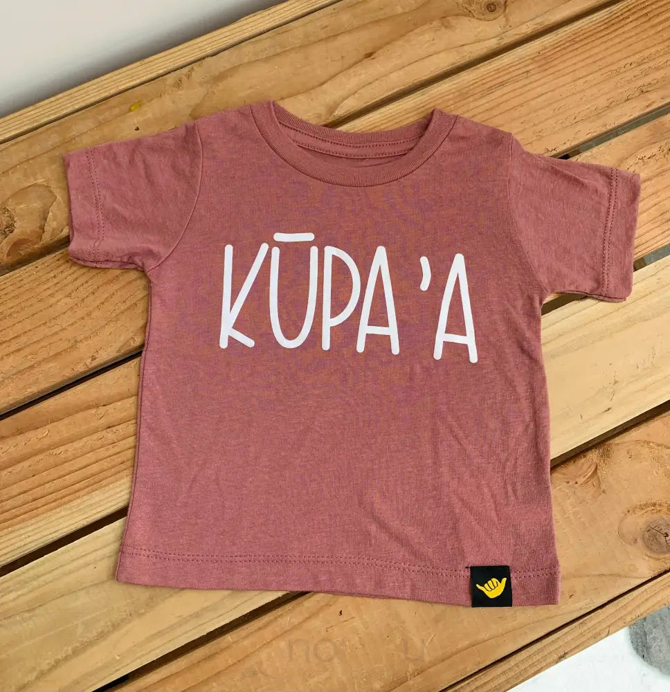 HOLOHOLO MAMA - Kūpaʻa Keiki Blush T-Shirt - Noʻeau Designers