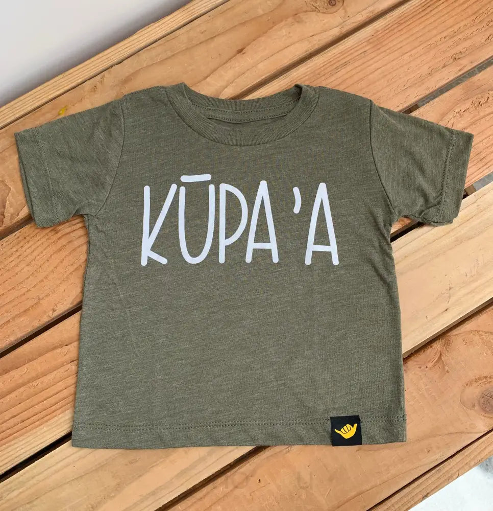 HOLOHOLO MAMA - Kūpaʻa Keiki Olive T-shirt - Noʻeau Designers