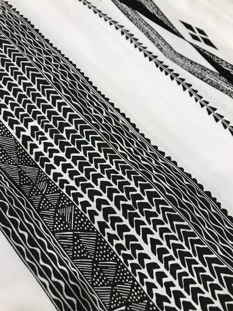 IRON KANAKA - White & Black ʻOhe Kāpala Malo - Noʻeau Designers